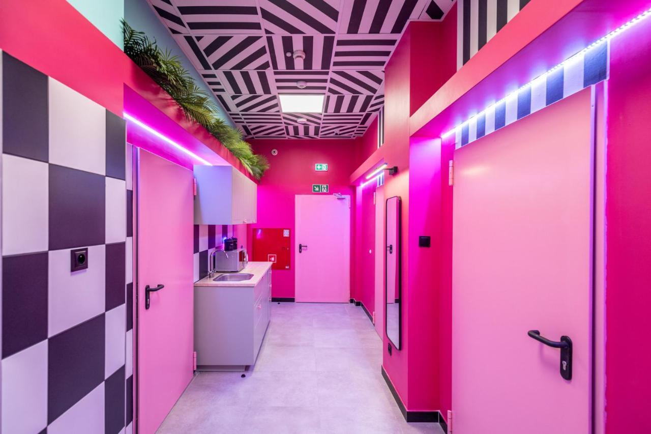Vice City Hostel Вроцлав Екстериор снимка