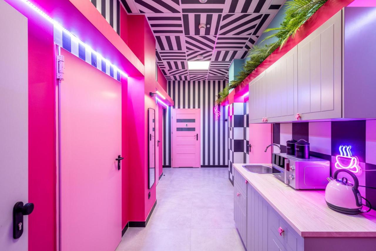 Vice City Hostel Вроцлав Екстериор снимка