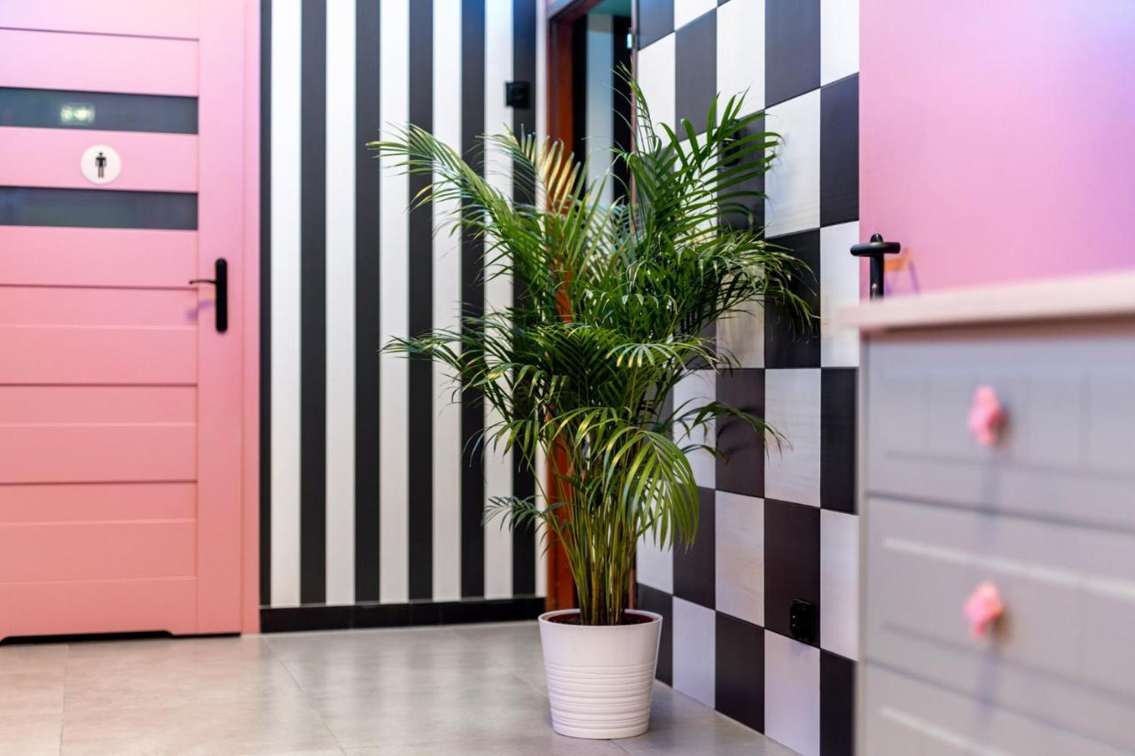Vice City Hostel Вроцлав Екстериор снимка