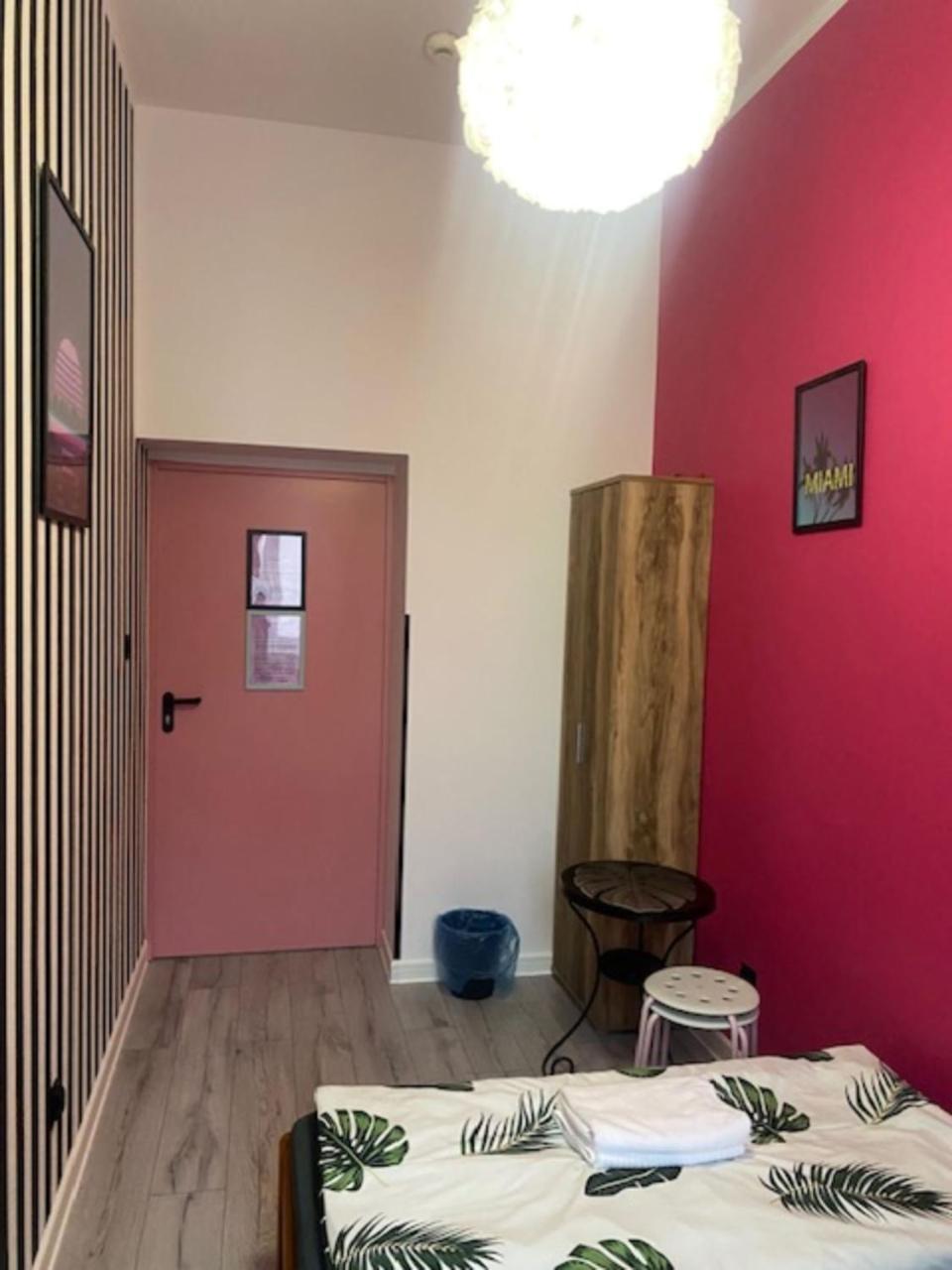 Vice City Hostel Вроцлав Екстериор снимка